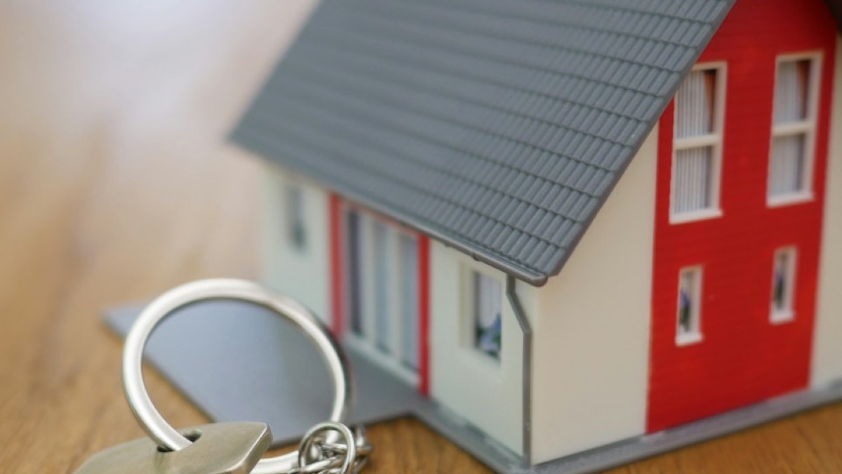 House keys beside a model home, representing the move-out handover that starts the 21-day clock