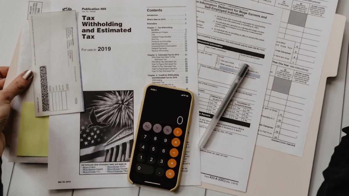Cash and paperwork on a table, representing an Ohio security deposit accounting